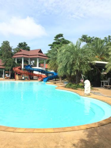 Ban Nong Nok Khian塔拉林度假酒店的度假酒店的游泳池设有水滑梯