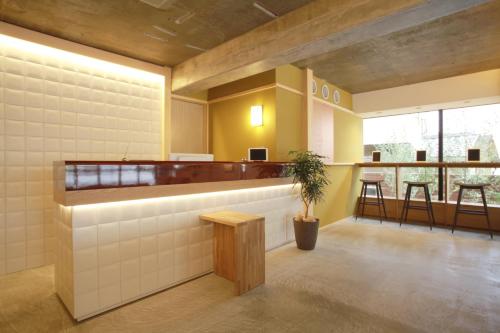 京都岚山西超豪华公寓式酒店 的一间设有柜台和酒吧的等候室