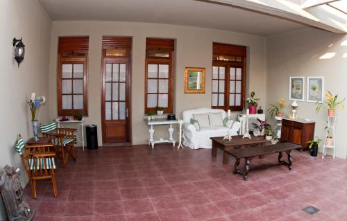 派桑杜帕皮罗斯酒店的客厅配有沙发和桌子