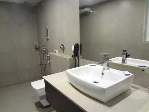 巴罗达维罗尼卡酒店的浴室配有白色水槽和卫生间。