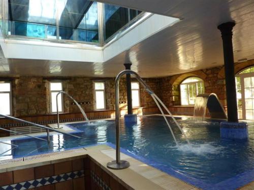 Cabanas de Virtus科尔孔泰Spa酒店的大楼内的大型室内游泳池
