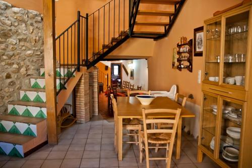 AzuaraCasa Jara的一间带桌子和楼梯的用餐室