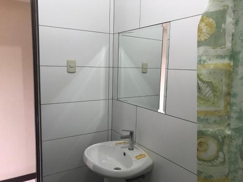 利马瀑布酒店的白色的浴室设有水槽和镜子