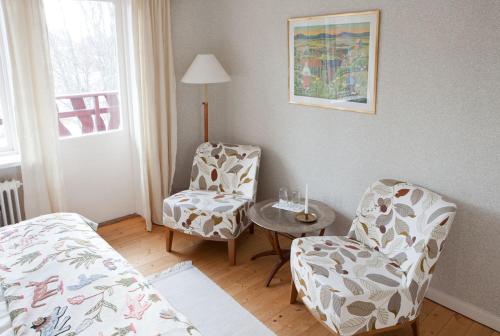 达拉弗卢达达拉弗卢达酒店的配有床、椅子和桌子的房间