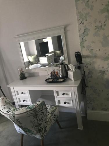 布里真德古来特豪斯酒店的一张带镜子和椅子的白色书桌