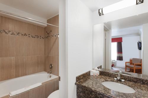 圣塔克拉瑞塔速8圣塔克拉里塔酒店的一间带水槽和镜子的浴室