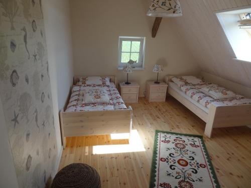 哈瑟尔贝格Weitblick的一间卧室设有两张床和窗户。