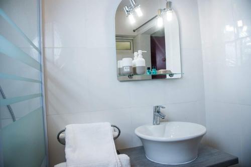 MamoudzouResidence Maeva的一间带水槽和镜子的浴室