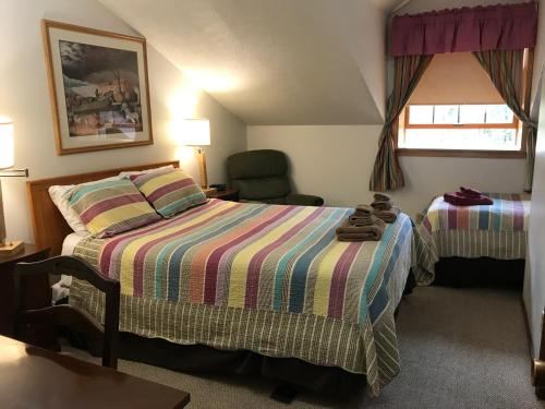 费尔班克斯盖布尔斯宾馆的配有一张床和一把椅子的酒店客房