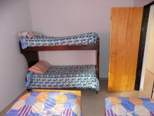 圣马丁Cabañas Plaza Norte的一间客房内配有两张双层床的房间