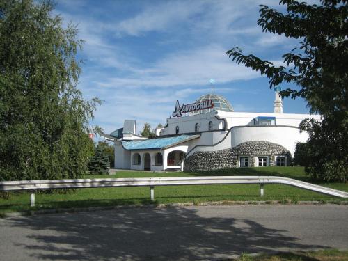 Göttlesbrunn高特尔斯布朗赛梅拉酒店的一座白色的建筑,上面有一个圆顶