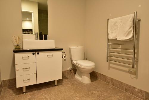奥克兰埃普索姆公寓的浴室配有卫生间、盥洗盆和淋浴。