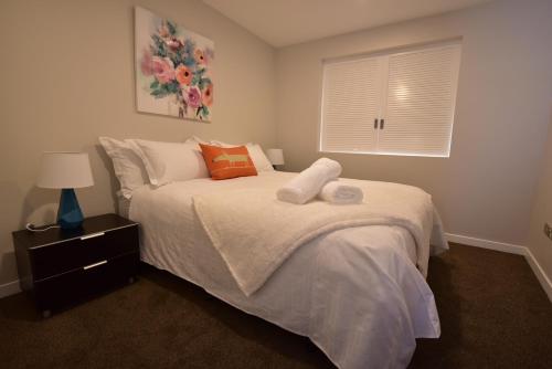 奥克兰埃普索姆公寓的一间卧室设有一张床和一个窗口