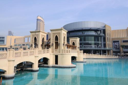 迪拜宜必思中央一号酒店 - 迪拜世界贸易中心的一座建筑前面有水池