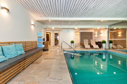 哈格瑙哈诺儿斯珀勒酒店的游泳池,位于酒店带游泳池的房间内