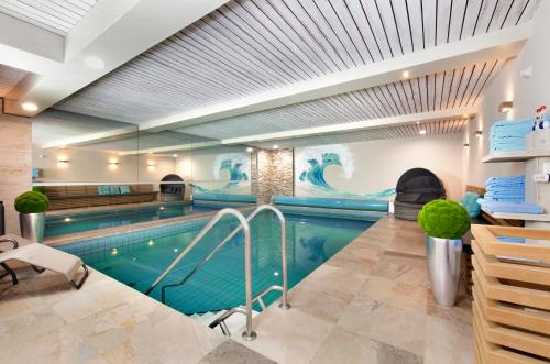 哈格瑙哈诺儿斯珀勒酒店的一个带大型游泳池的游泳池
