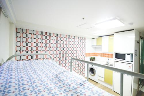 首尔首尔佳家背包客旅馆的一间小厨房,在房间内配有一张床