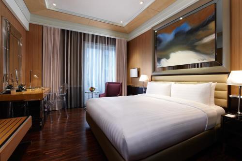 台北台北怡亨酒店的酒店客房设有一张大床和一张书桌。