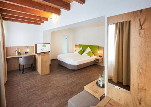 Hümmerich远景酒店的配有一张床和一张书桌的酒店客房