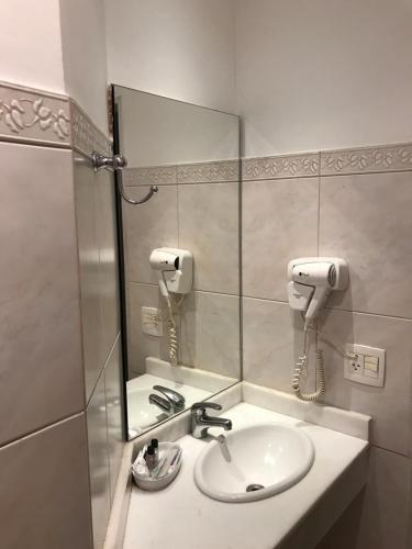 圣保罗Motel Atos ADULTS ONLY的一间带水槽和镜子的浴室