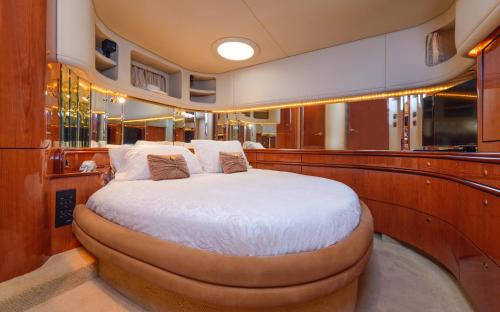 直布罗陀豪华游艇船屋的船中间的一张大床