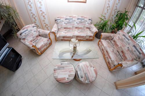 哈斯科沃罗多彼酒店的享有客厅的顶部景致,客厅配有沙发和椅子
