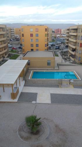 阿里卡Departamento Portal del Sol Arica的享有大楼内游泳池的景致