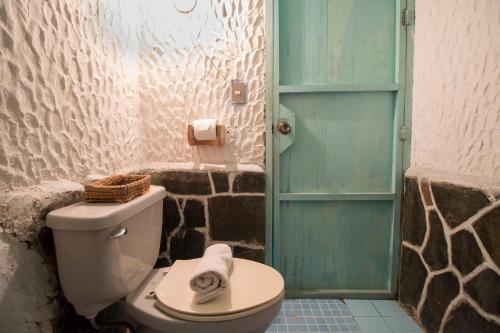圣胡安拉拉古纳尤科斯拉布里阿提兰环保酒店的一间带卫生间和蓝色门的浴室
