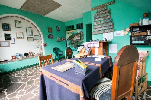 圣胡安拉拉古纳尤科斯拉布里阿提兰环保酒店的蓝色的房间,桌子上摆放着书籍