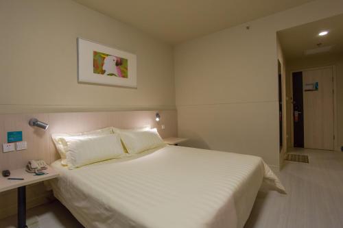 大兴锦江之星北京大兴开发区店的卧室配有一张白色的大床和一张桌子