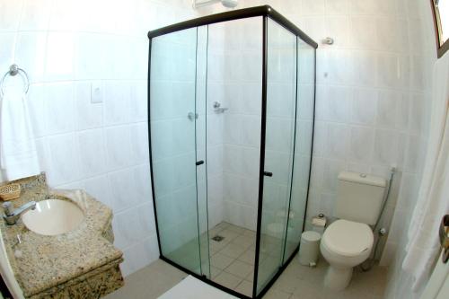 阿拉卡茹圣曼努埃尔普拉亚酒店的一间带玻璃淋浴和卫生间的浴室