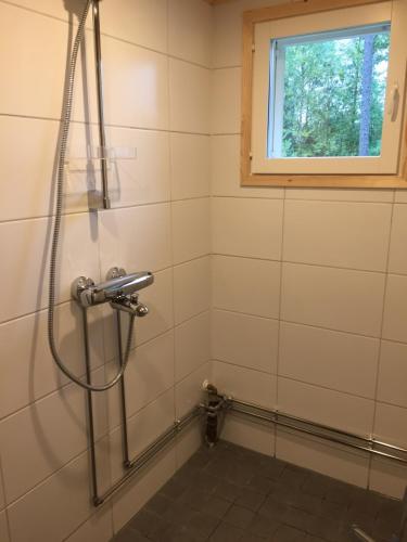 索特Mäntyharju-mökki的带淋浴的浴室,带窗户