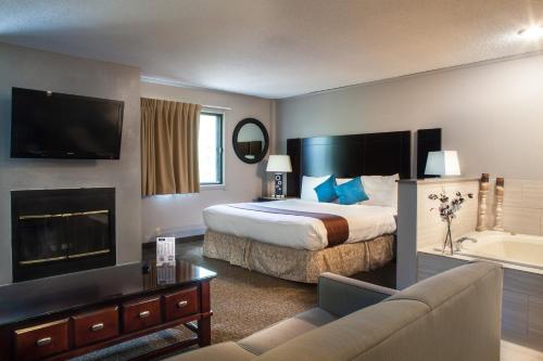 克拉尔维尔科勒尔维尔心田酒店的酒店客房配有一张床和浴缸。