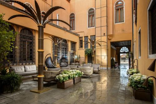威尼斯Palazzo Veneziano - Venice Collection的大厅,大厅,长沙发和植物