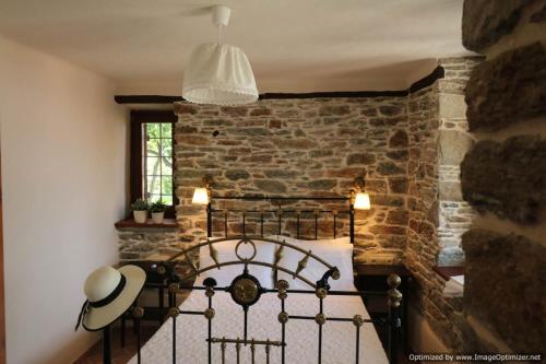 阿吉奥斯伊欧尼斯House Smaragdi的一间卧室配有一张石墙床