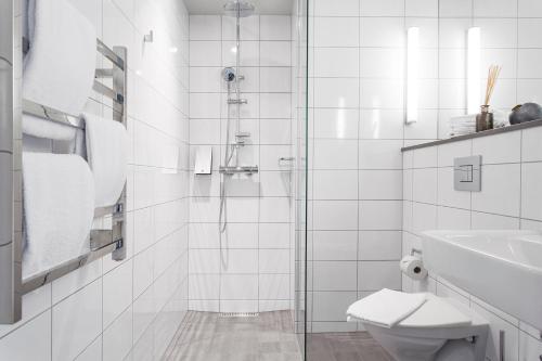 斯德哥尔摩哈马比斯约斯德公寓式酒店的带淋浴和卫生间的白色浴室