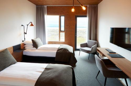 米湖米凡特福斯酒店的酒店客房设有两张床和电视。