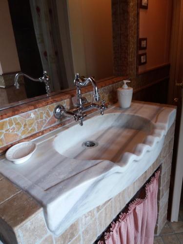 耶索洛阿格里托里斯默安蒂格木拉酒店的浴室水槽和木制台面