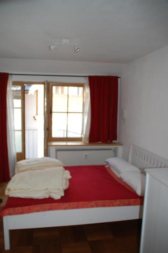 奥巴拉马高Kronburger的一间卧室设有两张床和红色窗户。