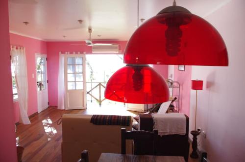 波萨达斯Costa Aguacates的客厅里的一个红色灯,配有沙发