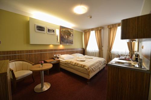 布尔诺瓦卡酒店的酒店客房设有床和水槽