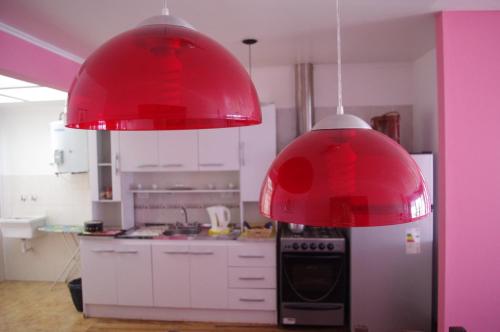 波萨达斯Costa Aguacates的厨房设有两盏挂在天花板上的红灯