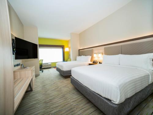 南海文Holiday Inn Express & Suites - Southaven Central - Memphis, an IHG Hotel的酒店客房设有两张床和一台平面电视。