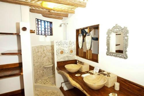 圣奥古斯蒂尼罗Aamori Boutique Hotel (Only Adults)的一间带两个盥洗盆和淋浴的浴室