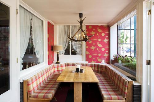 福尔登巴克酒店的一间带长凳和桌子的用餐室