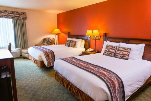 皮奇斯普林斯华拉派旅舍的橙色墙壁的酒店客房内的两张床