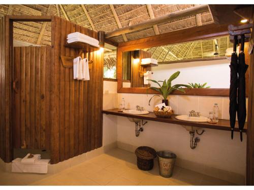 马尔多纳多港茵卡特拉雷瑟瓦亚马逊酒店的一间带两个盥洗盆和淋浴的浴室