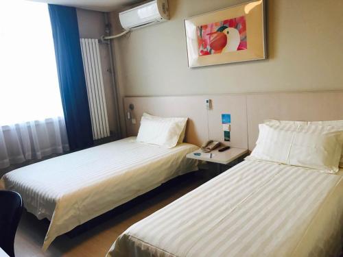 北京锦江之星北京奥运村大屯路酒店的酒店客房设有两张床和电话