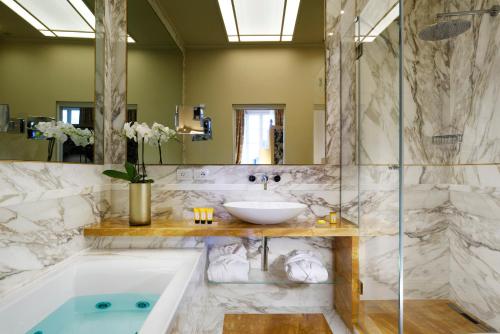 圣佛罗伦萨套房Spa酒店的一间浴室