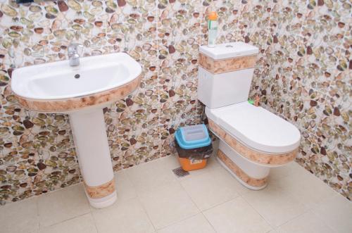 奥隆阿波朱丽斯热带公寓的一间带水槽和卫生间的浴室